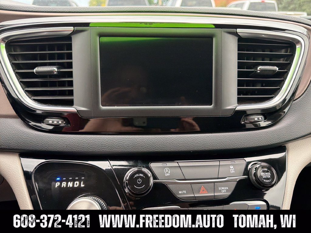 Used 2023 Chrysler Voyager LX FWD image 18