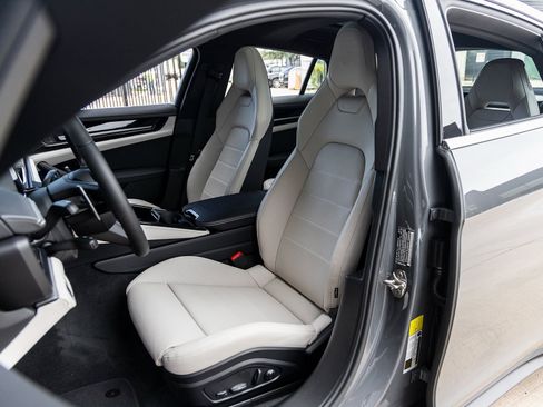 Certified 2025 Porsche Panamera 4 image 5