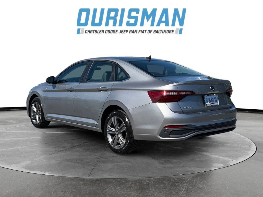 Used 2024 Volkswagen Jetta SE FWD image 4