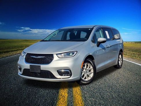 Certified 2023 Chrysler Pacifica Touring-L image 30