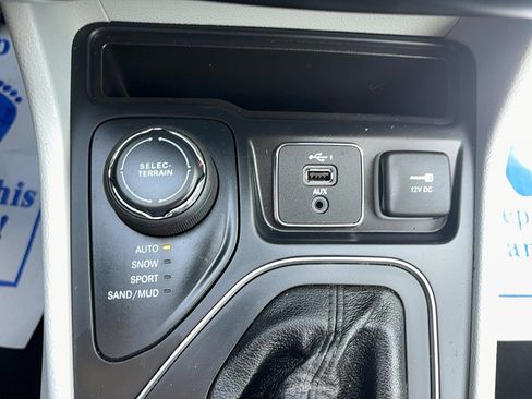 Used 2020 Jeep Cherokee Latitude Lux w/ Comfort/Convenience Group image 27