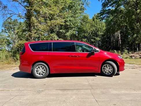 New 2026 Chrysler Pacifica Select image 3