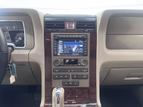 Used 2014 Lincoln Navigator 4WD image 19