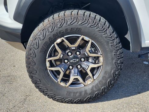 Used 2026 Chevrolet Colorado ZR2 w/ Technology Package AWD/4WD image 10