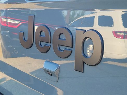 Used 2025 Jeep Gladiator Sport AWD/4WD image 6