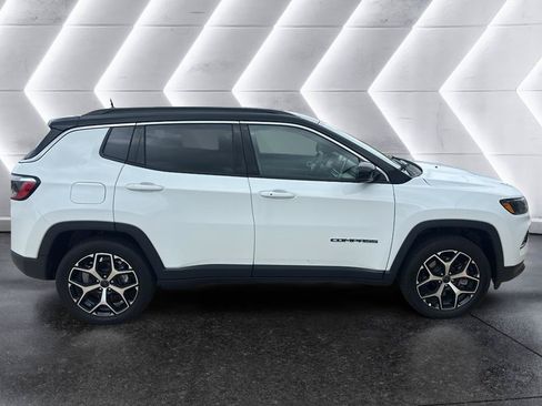 Used 2025 Jeep Compass Limited AWD/4WD image 3