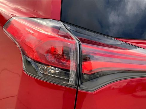 Used 2017 Toyota RAV4 XLE AWD/4WD image 28