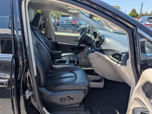 Used 2022 Chrysler Pacifica Touring-L w/ Uconnect Theater Family Group FWD image 23