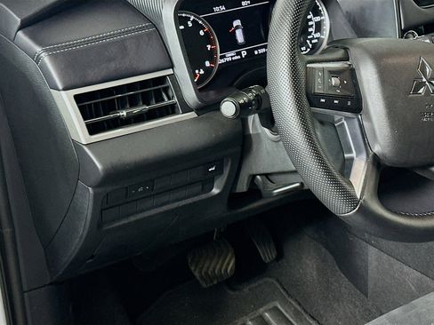 Used 2025 Mitsubishi Outlander SE FWD image 17