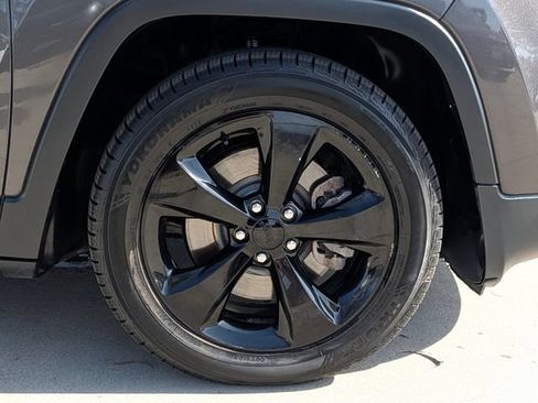 Used 2016 Jeep Cherokee High Altitude w/ Luxury Group FWD image 8