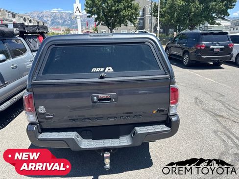 Used 2022 Toyota Tacoma TRD Sport AWD/4WD image 4