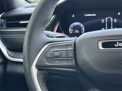 Used 2023 Jeep Grand Cherokee L Laredo image 9