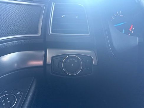 Used 2018 Ford Explorer XLT FWD image 16