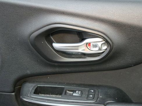 Used 2014 Jeep Cherokee Altitude w/ Cold Weather Group image 9