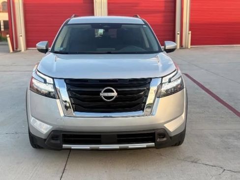 Used 2025 Nissan Pathfinder SV FWD image 3
