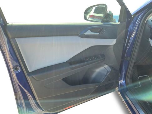 Used 2023 Volkswagen Taos SE w/ Panoramic Sunroof Package AWD/4WD image 23