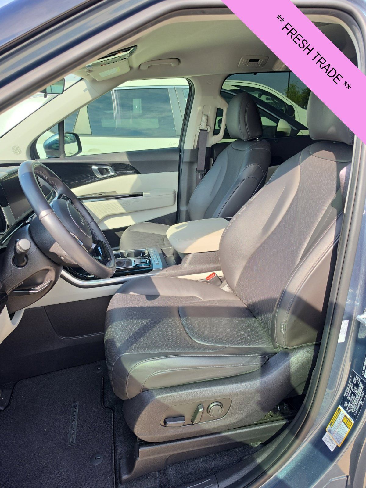 Used 2024 Kia Carnival EX FWD image 16