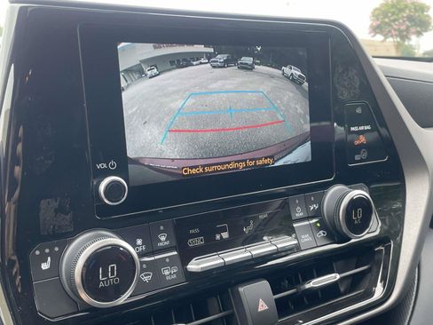 Used 2023 Toyota Highlander XLE FWD image 17