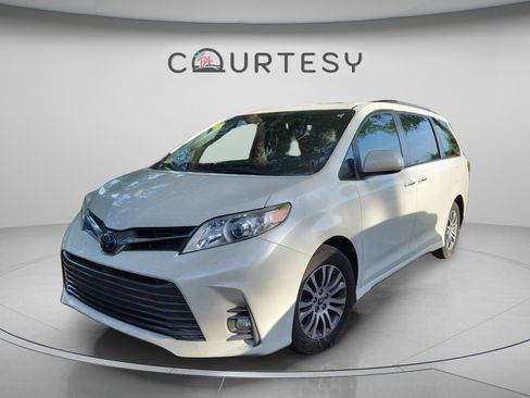 Used 2020 Toyota Sienna XLE FWD image 2