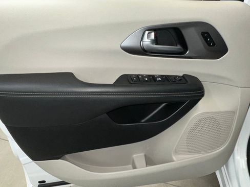 Used 2024 Chrysler Pacifica Touring-L FWD image 7
