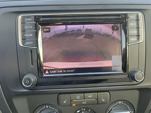 Used 2017 Volkswagen Jetta SE image 11