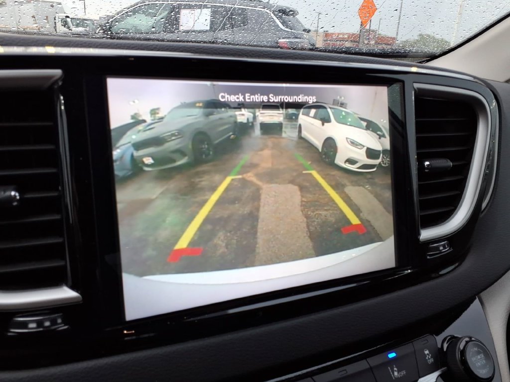 Certified 2024 Chrysler Pacifica Touring-L FWD image 16