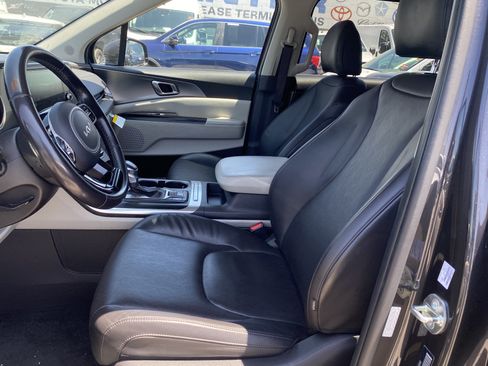 Used 2024 Kia Carnival LX FWD image 11