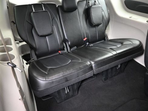 Used 2023 Chrysler Pacifica Touring-L FWD image 12