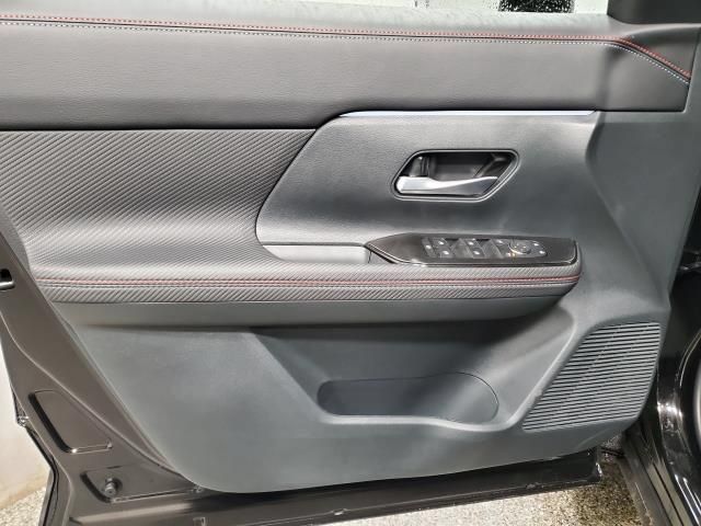 Used 2025 Nissan Kicks SR AWD/4WD image 13