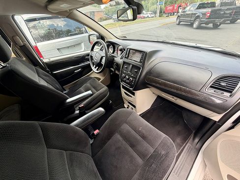 Used 2019 Dodge Grand Caravan SE w/ UConnect Hands-Free Group FWD image 9