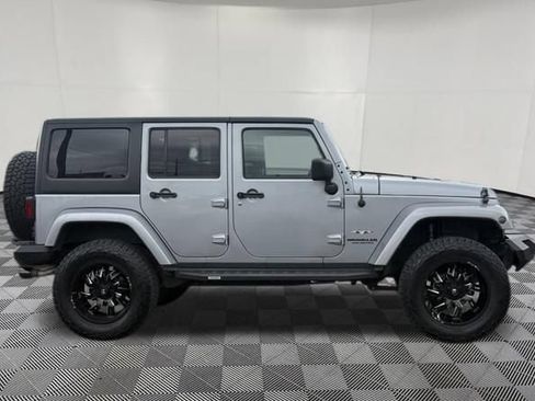 Used 2016 Jeep Wrangler Unlimited Sahara w/ Connectivity Group AWD/4WD image 9