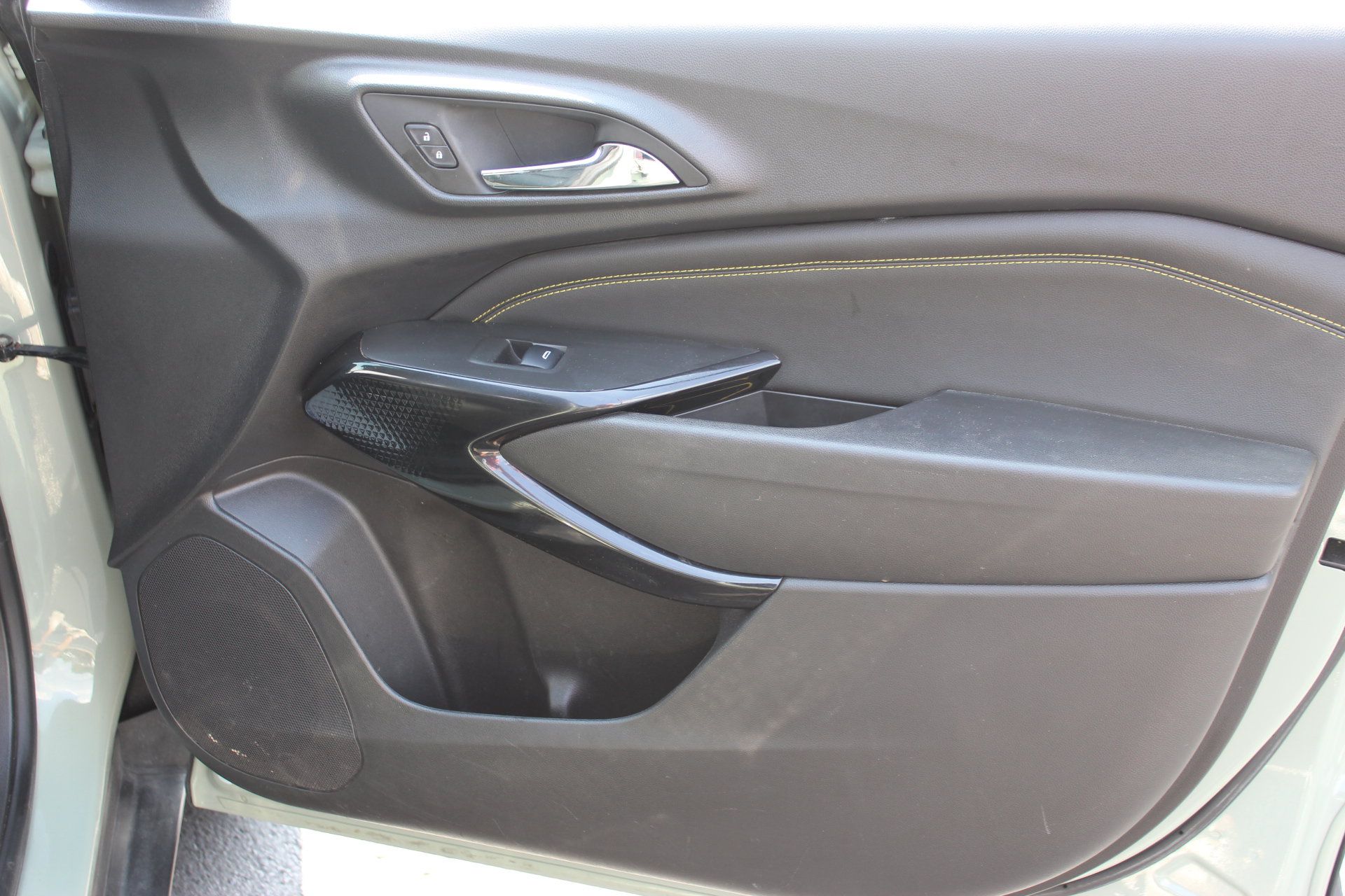 Used 2025 Chevrolet Trax ACTIV w/ Driver Confidence Package FWD image 31
