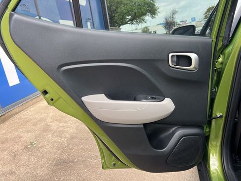 Used 2024 Hyundai Venue SEL image 17