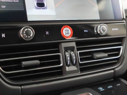 Certified 2026 Porsche Macan AWD/4WD image 32