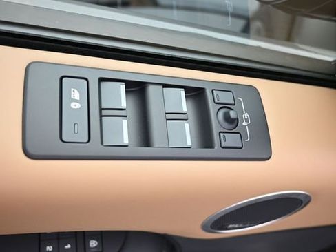 New 2025 Land Rover Discovery Metropolitan Edition AWD/4WD image 21