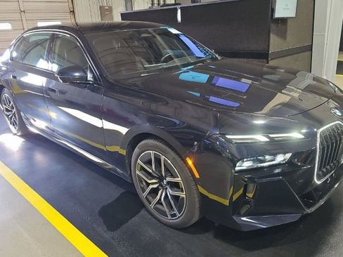 Used 2025 BMW 740i xDrive image 3