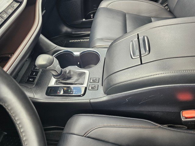 Used 2019 Toyota Highlander XLE AWD/4WD image 36