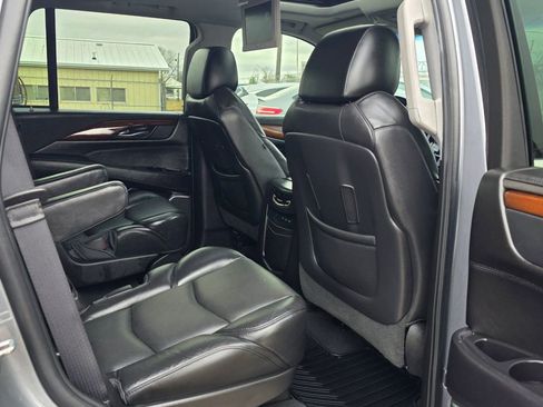 Used 2019 Cadillac Escalade Premium Luxury image 14