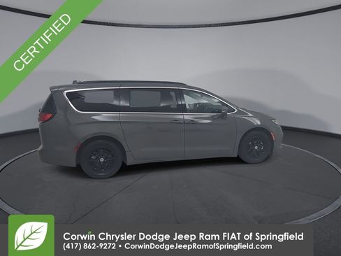 Certified 2022 Chrysler Pacifica Touring-L image 16