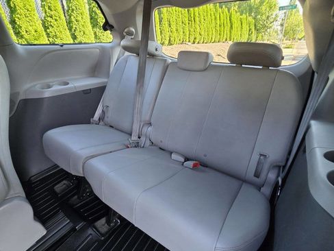 Used 2018 Toyota Sienna XLE image 11