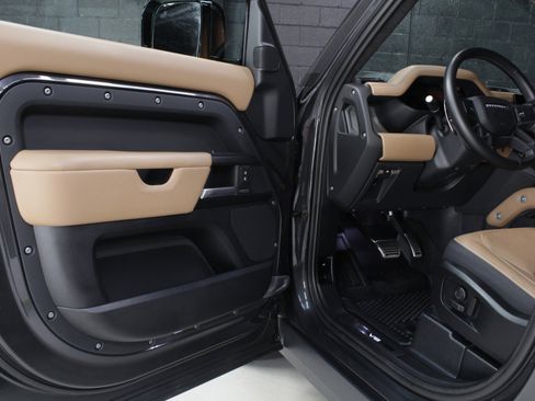 Used 2025 Land Rover Defender 110 V8 image 28