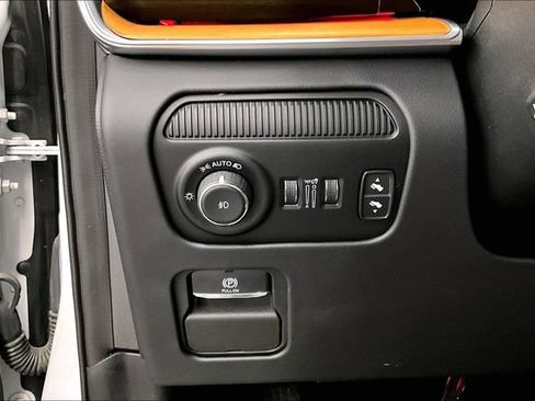 Used 2024 Jeep Grand Wagoneer Series III w/ Rear-Seat Entertainment Group AWD/4WD image 32