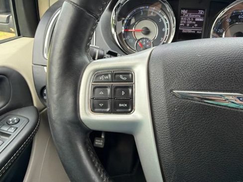 Used 2015 Chrysler Town & Country Touring-L w/ Driver Convenience Group FWD image 23