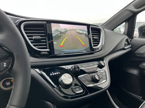 Used 2025 Chrysler Pacifica Limited image 20