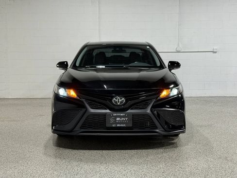 Used 2022 Toyota Camry SE FWD image 3