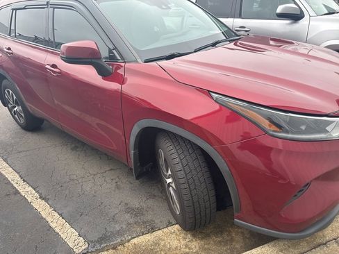 Used 2021 Toyota Highlander XLE image 3