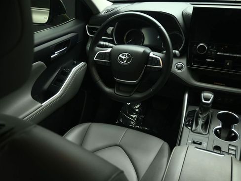 Used 2023 Toyota Highlander XLE FWD image 47
