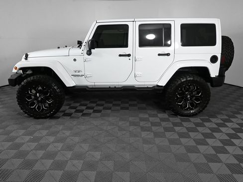 Used 2016 Jeep Wrangler Unlimited Sahara w/ Connectivity Group AWD/4WD image 3