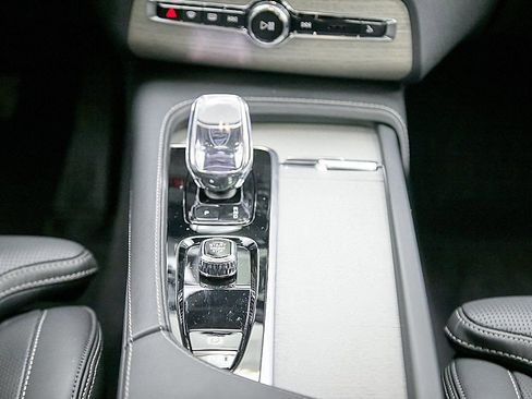 Certified 2025 Volvo XC90 T8 Ultra w/ Protection Package Premier image 31