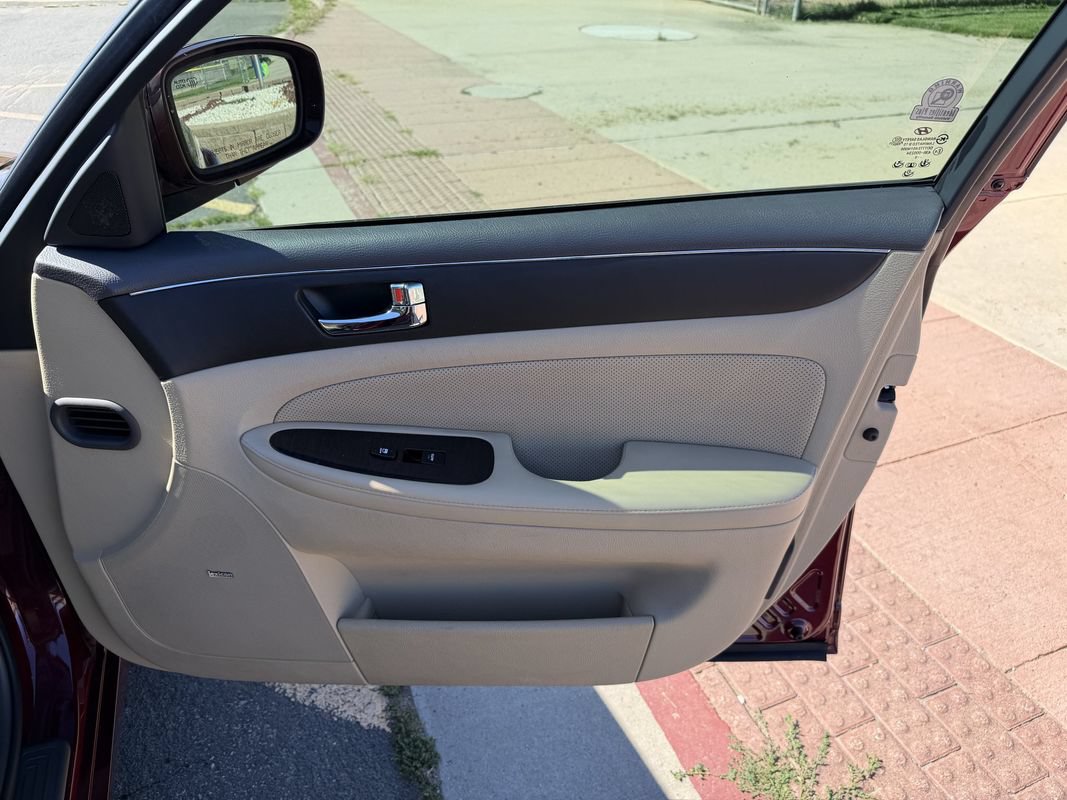 Used 2011 Hyundai Genesis 4.6 RWD image 23